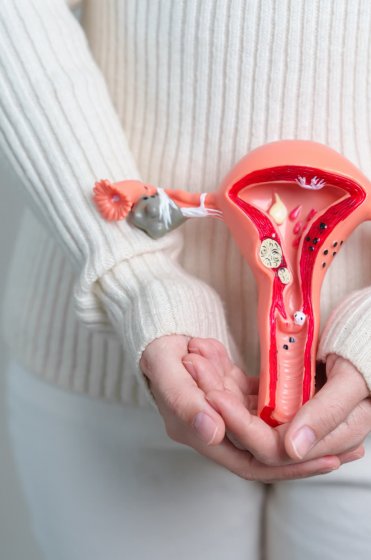 Obfita miesiączka po łyżeczkowaniu macicy – co jest normą, a co wymaga kontroli u ginekologa?