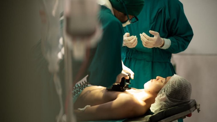 Usunięcie macicy metodą vNOTES – nowoczesny i bezpieczny zabieg przezpochwowy