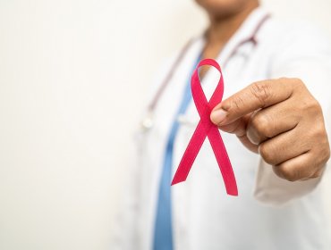 Wczesne objawy nowotworu piersi – jak się badać? Rak piersi objawy