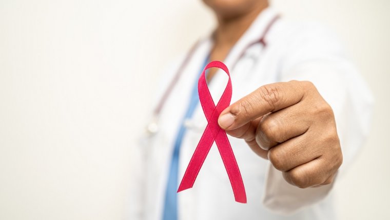 Wczesne objawy nowotworu piersi – jak się badać? Rak piersi objawy